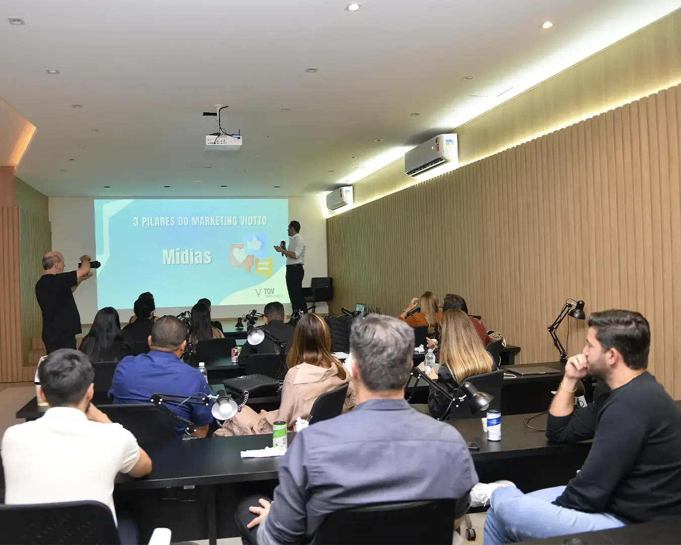 Aula com projeção de estratégia digital