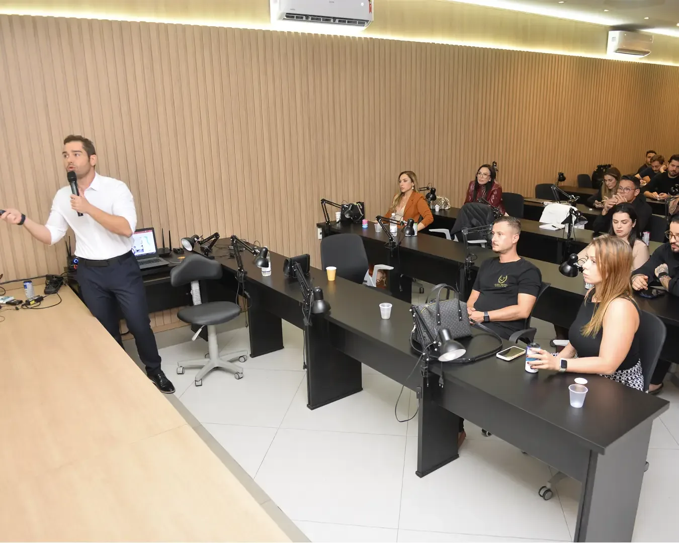 André Cherman dando aula para dentistas