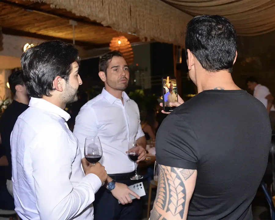 André Cherman com parceiros em evento