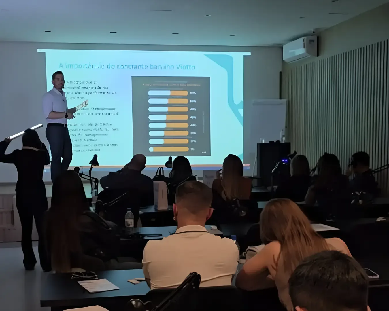 Sala cheia em palestra de marketing odontológico